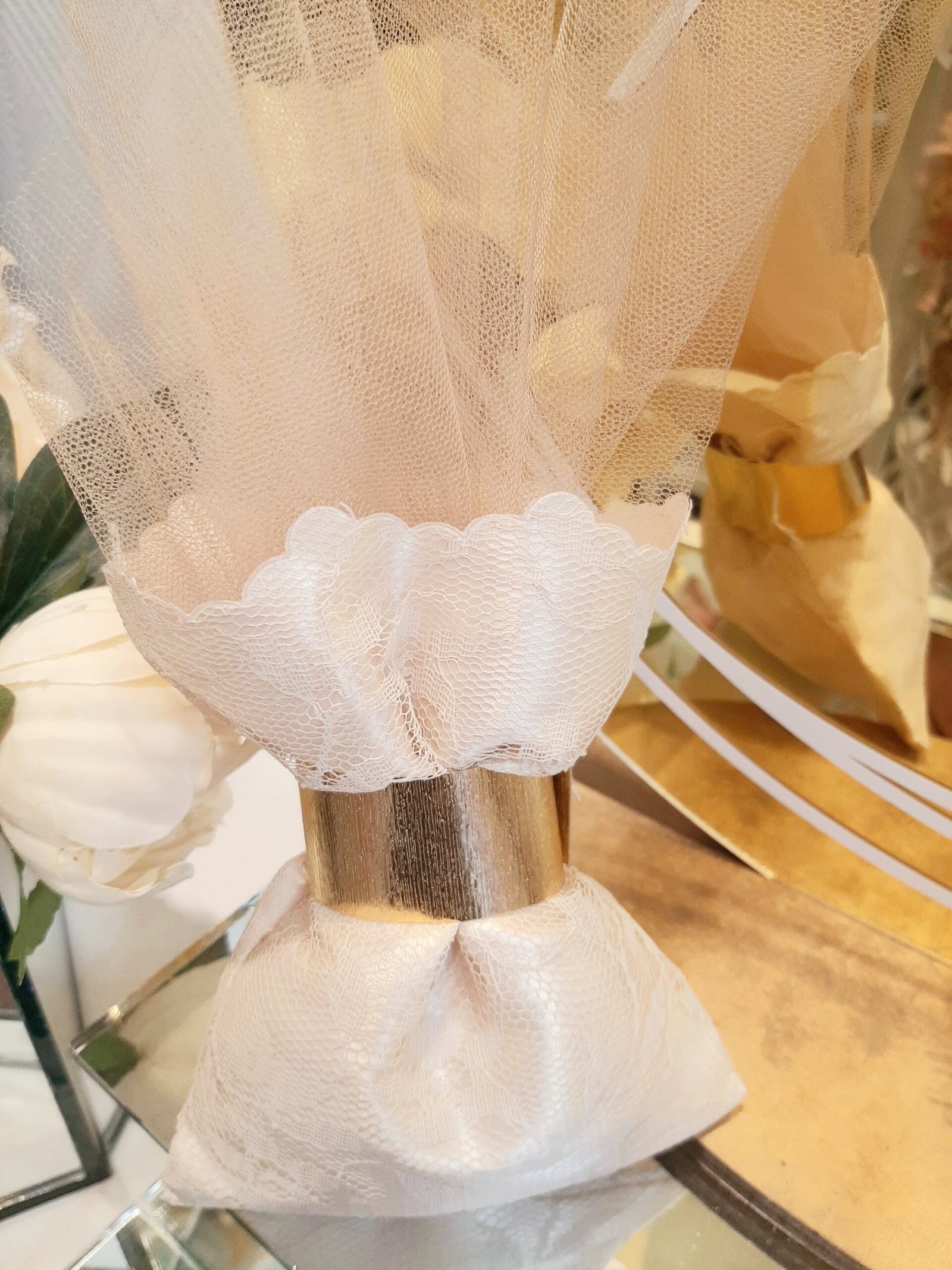 Ξεχωριστή Μπομπονιέρα Γάμου με Χρυσό Δέσιμο